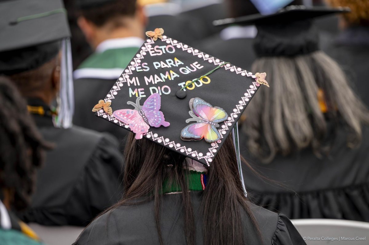 A cap at the Laney College commencement ceremony on May 24 reads in Spanish, This is for my mom who gave me everything. (Photo: Marcus Creel/PCCD)